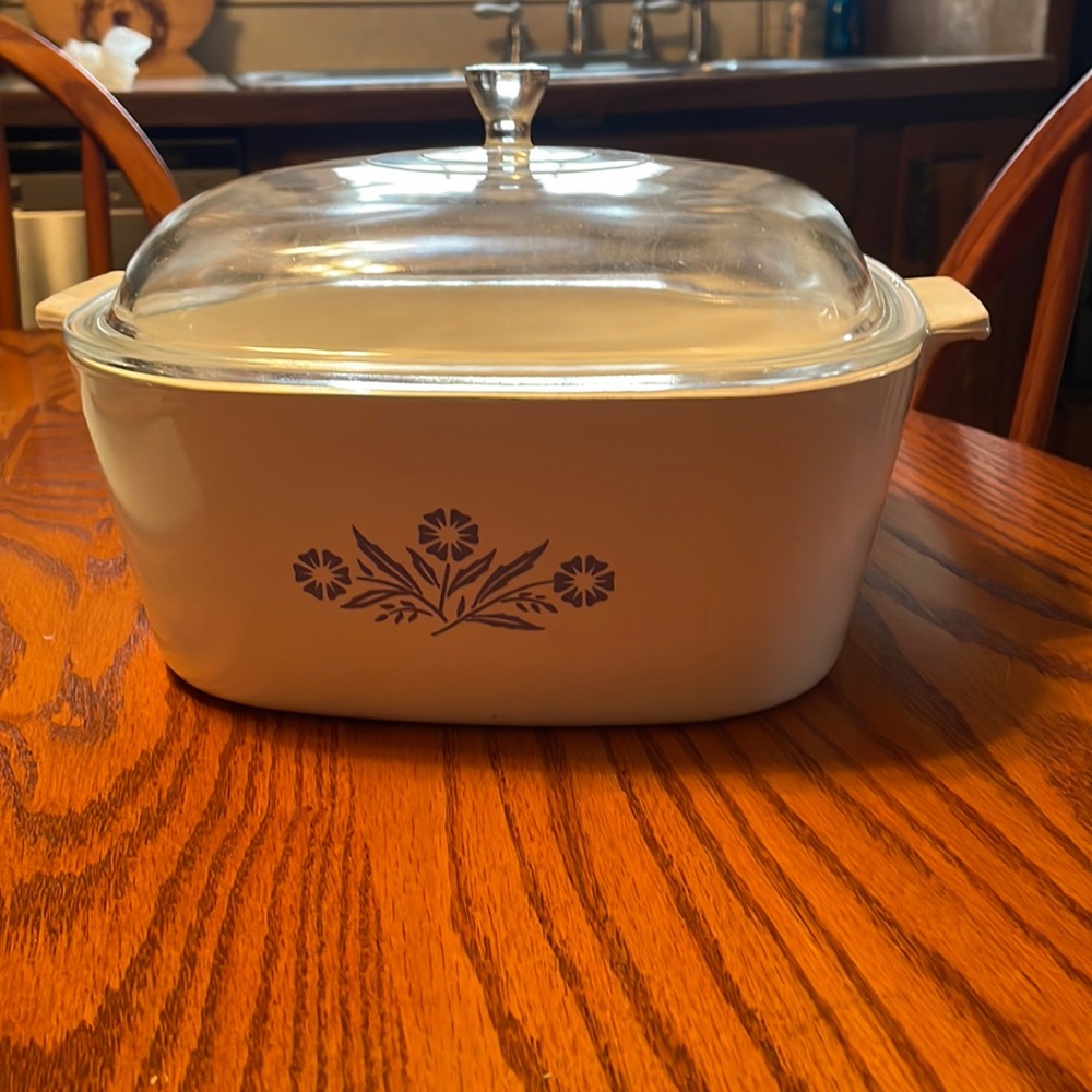 5 Qt Corningware bakeware with lid